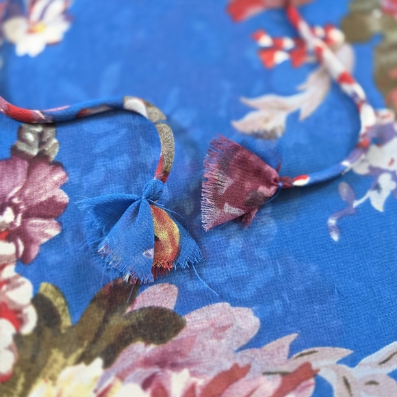 Elie Tahari Blue and Red Floral Blouse With Ruffle Sleeves Size L - Picture 3 of 7